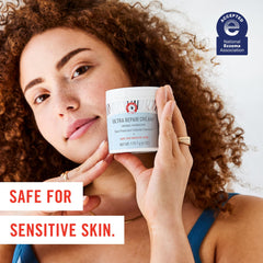 Texture onctueuse de First Aid Beauty Ultra Repair Cream pour une application douce.