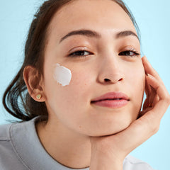 Ingrédients clés : peptides de First Aid Beauty Ultra Repair Hydra-Firm Night Cream pour peau tonique