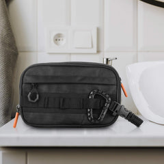 Fitdom Dopp Kit avec poche étanche extérieure pour articles sensibles au sec.