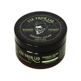 Fix Your Lid Crème Formante – bouteille: tenue naturelle et lavage facile.