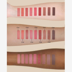 Texture boue swatch Flower Knows Little Angel Matte Lipstick sur peau.