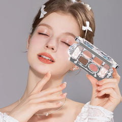 Pigments riches Flower Knows Swan Ballet pour une couleur durable modulable.