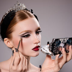 Flower Knows Swan Ballet Palette teintes irisés — reflets lumineux pour des accents subtils.