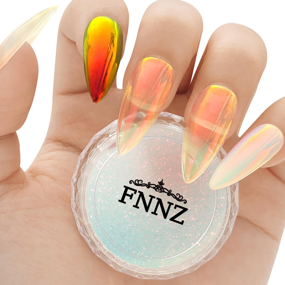 Poudre chrome unicorn FNNZ, reflet miroir irisé sur les ongles.