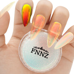 Poudre chrome unicorn FNNZ, reflet miroir irisé sur les ongles.
