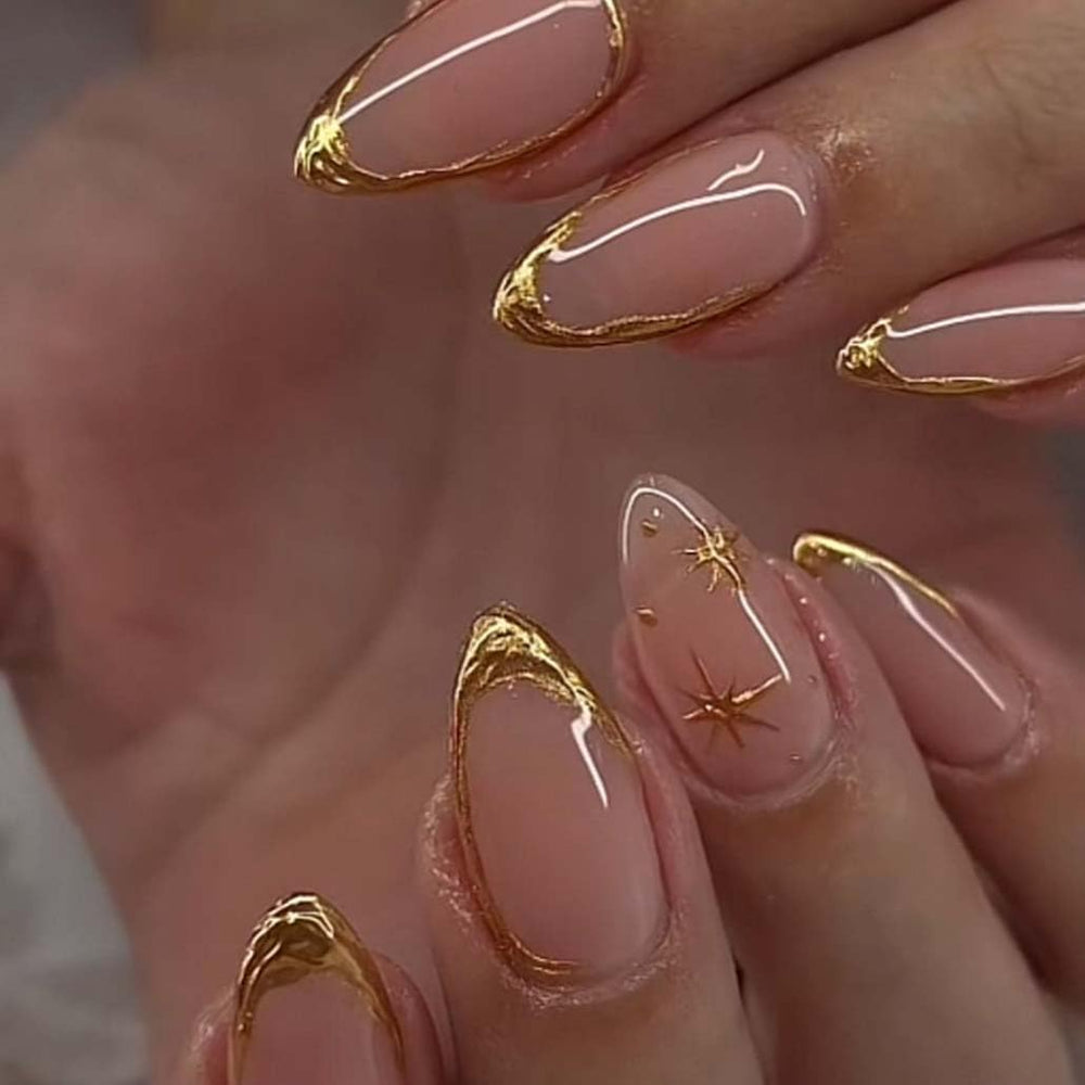 Foccna ongles press en amande avec ligne dorée, élégance prête à porter.