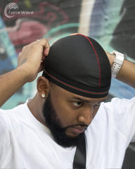 ForceWave bonnet satin noir avec bande verte et rouge, style élégant.