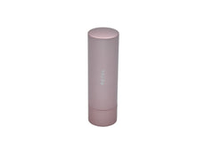 Fresh Sugar Lip Treatment Petal texture satinée pour une application douce.