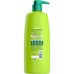 Cheveux lisses et brillants après l’application du Fructis Soyeux et Brillance.