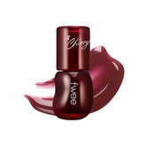 fwee 3D Voluming Gloss – brillance éclatante sur la teinte Cherry Cola.