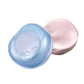 Fwee Glowy Jelly Pot sur lèvres avec poudre sucrée pour une brillance délicate.