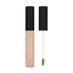 Application du correcteur sous les yeux pour un regard frais