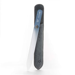 GERMANIKURE Verre-crystal dans son etui suede pour un lissage precis des ongles naturels.