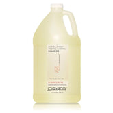 Shampoing GioVANNI Eco Chic 50:50 en bouteille pour hydrater et clarifier.