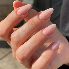 GLAMERMAID rose nude: ongles adhésifs courts en amande, fini naturel et raffiné.