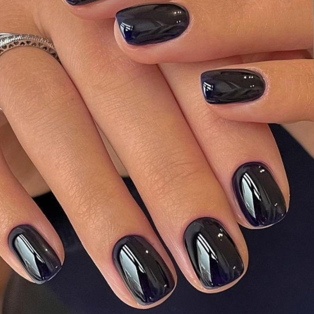GLAMERMAID Ongles noirs extra courts – allure moderne et naturelle.