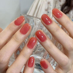 Ongles burgundy fini brillant, teinte profonde et translucide pour un aspect élégant.