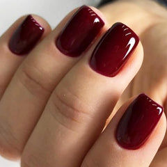GLAMERMAID ongles presse bourgogne extra-court carré brillant sur main