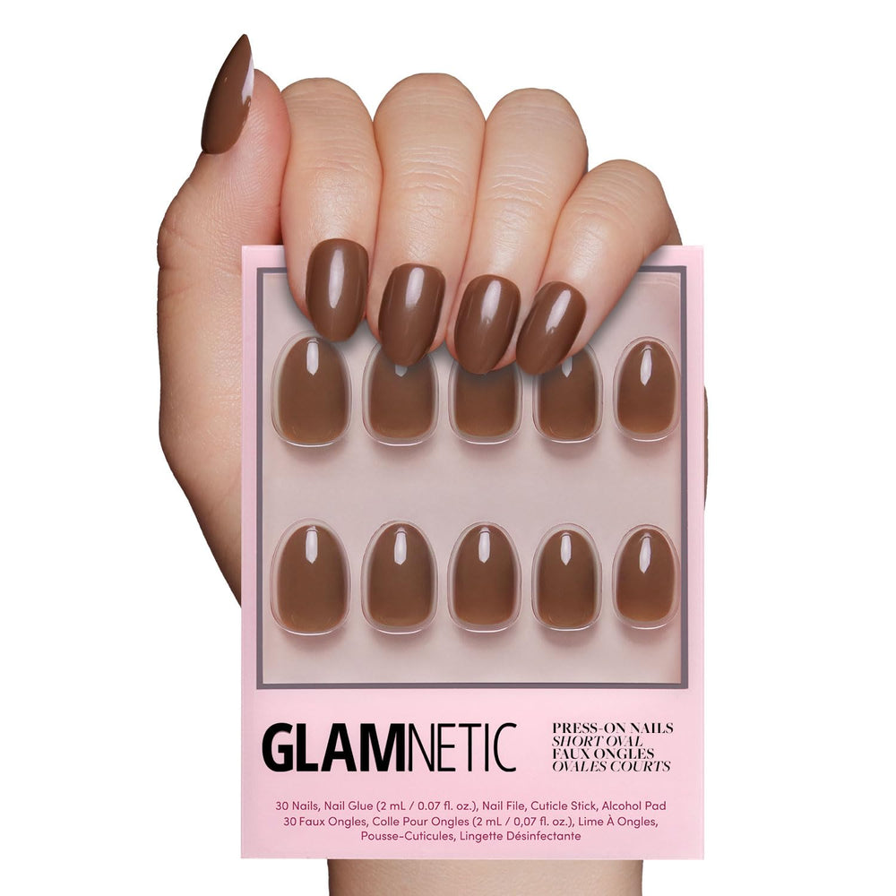 Glamnetic onglets prets chocolat brun dans une boite de rangement pratique.