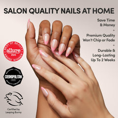 Glamnetic glace rose bonbon sur ongle, détail brillant pour une finition.
