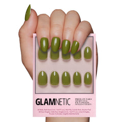 Glamnetic onglets autocollants vert mousse dans une boîte pratique pour le rangement.