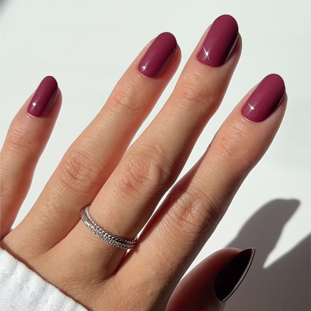 Ongles Glamnetic Berry Maroon prune sombre, rendu automne élégant et opaque.