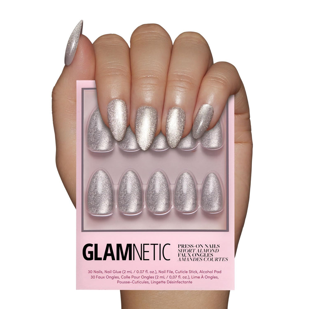 Glamnetic Oslo – ongles à poser amande argentés avec œil de chat pour un look chic durable.
