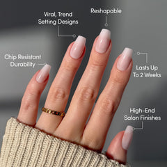 Protection UV et finition brillante sur les ongles Glamnetic.