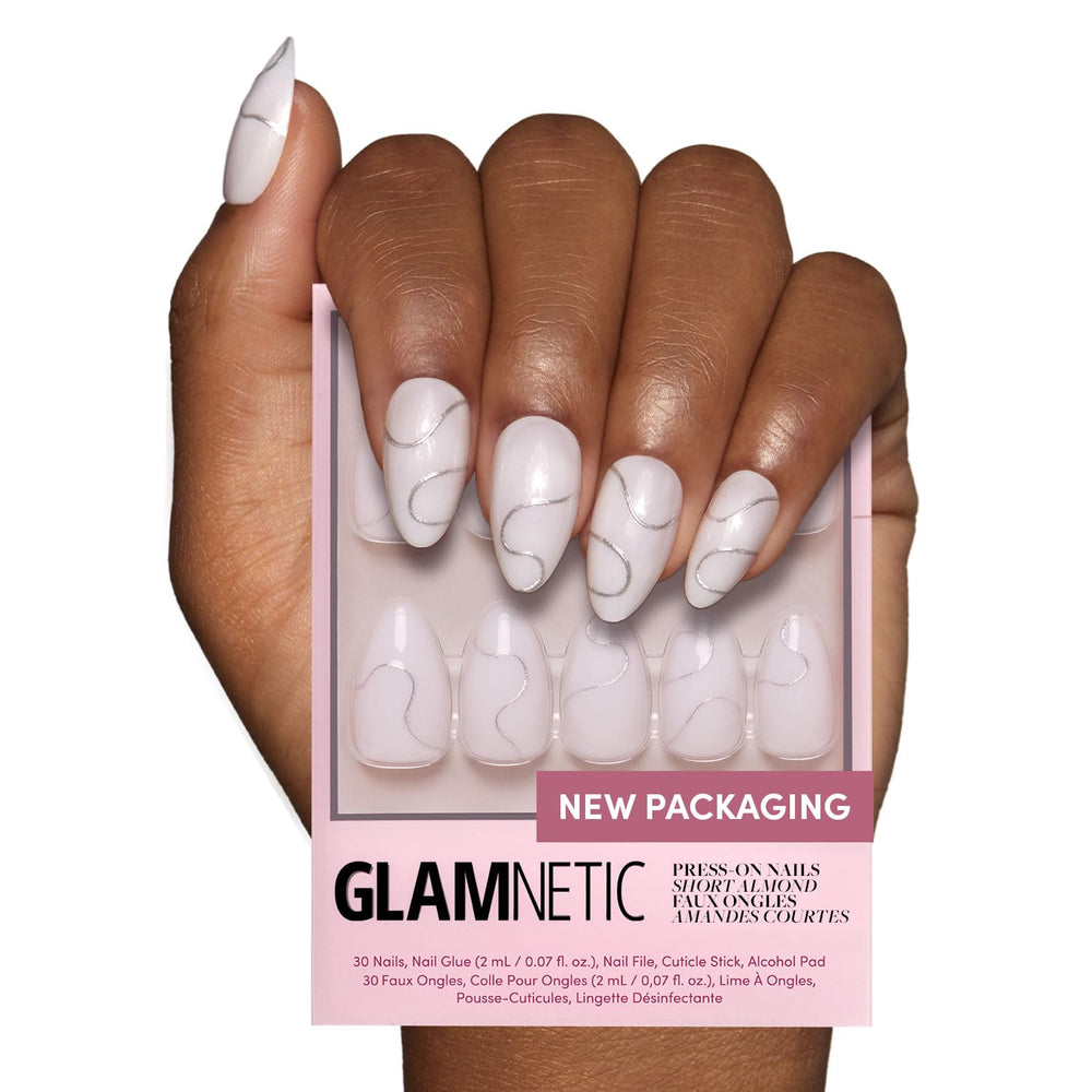 Glamnetic Silent Night: ongles blancs amande courts avec finition brillante et feuille argent 3D