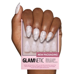 Glamnetic Silent Night: ongles blancs amande courts avec finition brillante et feuille argent 3D