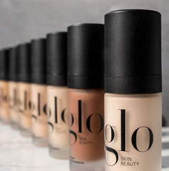 Texture du fond de teint lumineux Glo Skin Beauty qui glisse facilement sur la peau