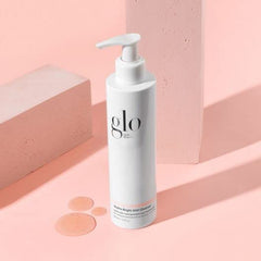 Glo Skin Beauty Hydra-Bright AHA Cleanser: etiquette claire renforçant la transparence du produit.