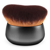 Brosse kabuki GloréBrochas 75mm extralarge pour une couverture corporelle rapide et uniforme.