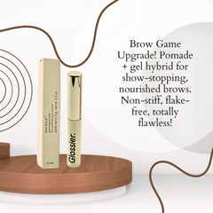 Nourrissage des sourcils avec huile d'olive pour hydratation et brillance.