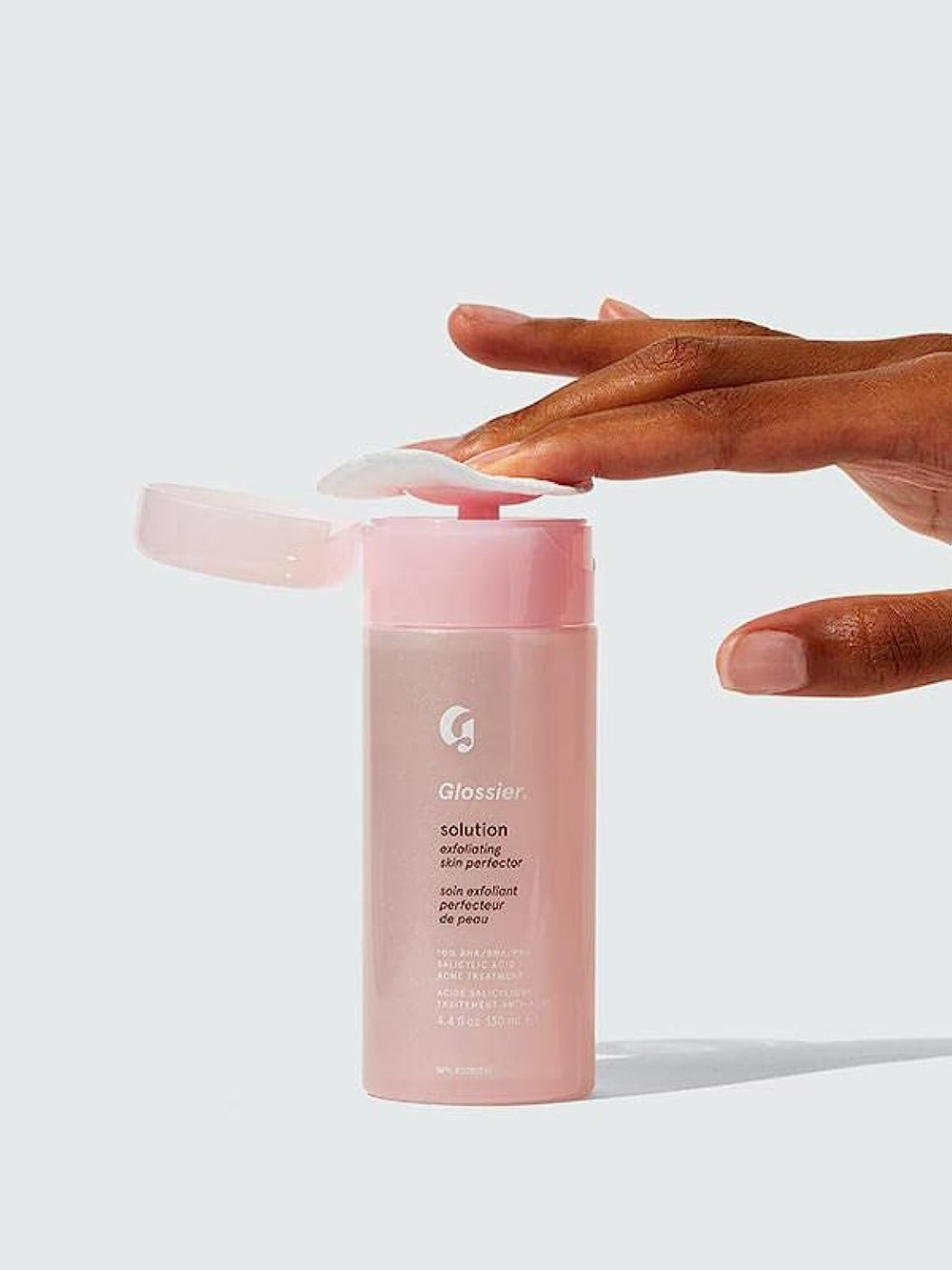Glossier Solution exfoliant visage, bouteille propre, prépare la peau au soin quotidien.