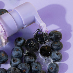 Glow Recipe Blueberry Bounce démaquillant-3-en-1 offre une routine simplifiée.