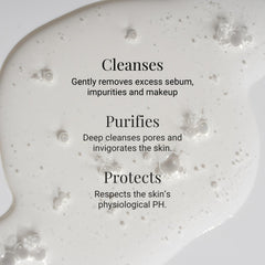 Application du Puractive+: émulsion facile sur peau humide pour une mousse fluide.