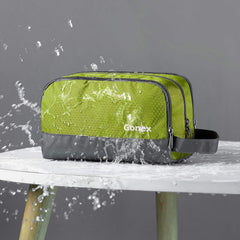 Organisation Gonex avec poche zippée dans la trousse toilette nylon verte.