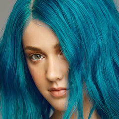 Good Dye Young Narwhal application sur cheveux pour une couleur semi permanente homogène.