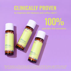 Main en mouvement massant le visage avec la poudre exfoliante Ananas Good Molecules