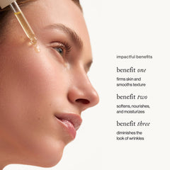 Gouttes goop Nutrient Face Oil sur la paume, diffusion rapide et nourrissante.