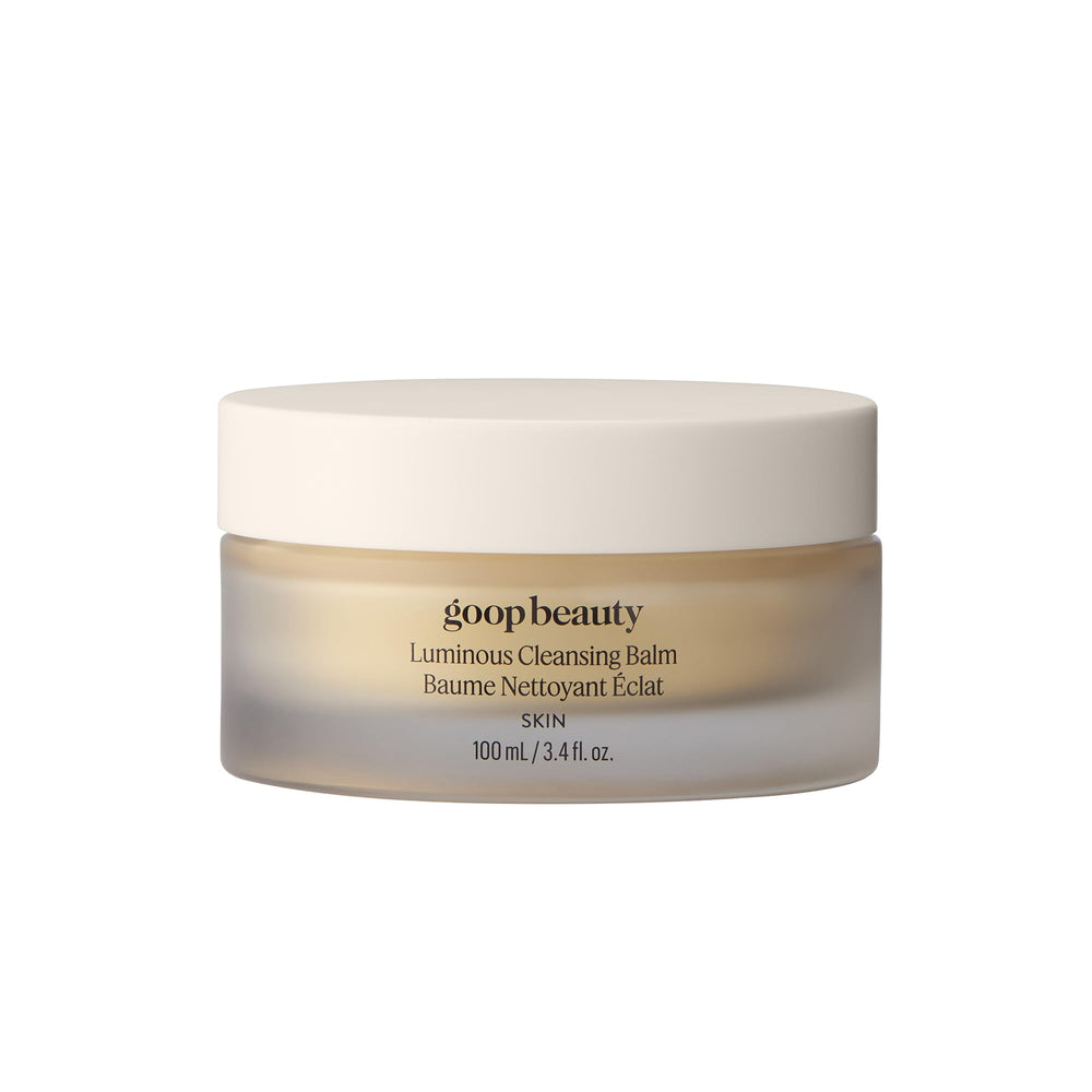 Goop Cleansing Balm fond sur le visage et démaquille maquillage et écran solaire en douceur.