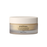 Goop Cleansing Balm fond sur le visage et démaquille maquillage et écran solaire en douceur.