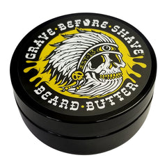 Grave Before Shave Beurre barbe Teakwood en cours d’application sur la barbe.