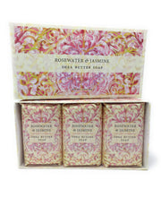Coffret Greenwich Bay Trading Co. de trois savons rose et jasmin, cadeau élégant.
