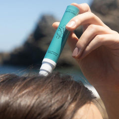 Application roll-on du sérum GROWUS Recover sur les racines.