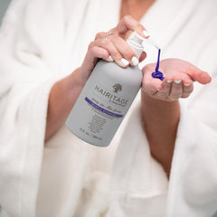 Hairitage Pass sur le Brass Purple Shampooing – Goutte d'huile de jojoba pour nourrir les cheveux colorés.