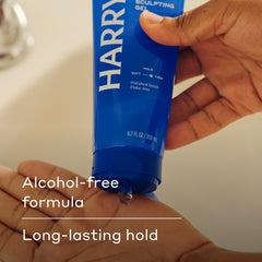 Application facile du gel sculptant Harry's pour modeler une coiffure durable