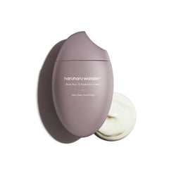 HARUHARU Wonder Black Rice avec 10 types d'acide hyaluronique pour hydrater durablement la peau.