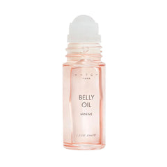 HATCH Belly Oil – flacon sur étagère, hydratation douce pour ventre enceinte.